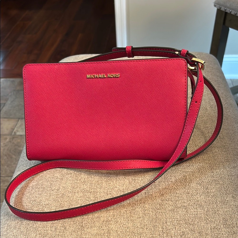 MICHAEL Michael Kors Pink Crossbody Bag with Adjustable Strap and Gold Hardware